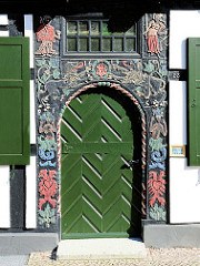 Historisches Fachwerkhaus in der Kirchstrasse von Tangermünde - Eingangstür mit Schnitzereien, Jahreszahl 1619.