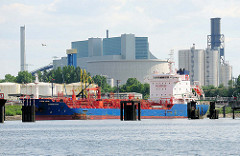 Der Tanker KONGO STAR an der Löschanlage im  Blumensandhafen; im Hintergrund das Kohlekraftwerk Moorburg.
