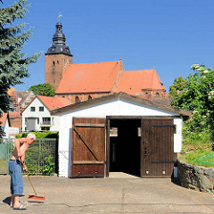 Profanarchitektur / Kirchenarchitektur - Kirche St. Laurentius am anderen Ufer der Havel in der Hansestadt Havelberg; Garage mit Holztor.