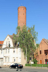 Schrotturm in Tangermünde - mittelalterlicher Wehrturm; jetzige Höhe 47m - als Schrotgiesserei eingerichtet; flüssiges Blei ließ man von oben in einen Bottich mit Wasser fallen und erhielt so Schrotkugeln.