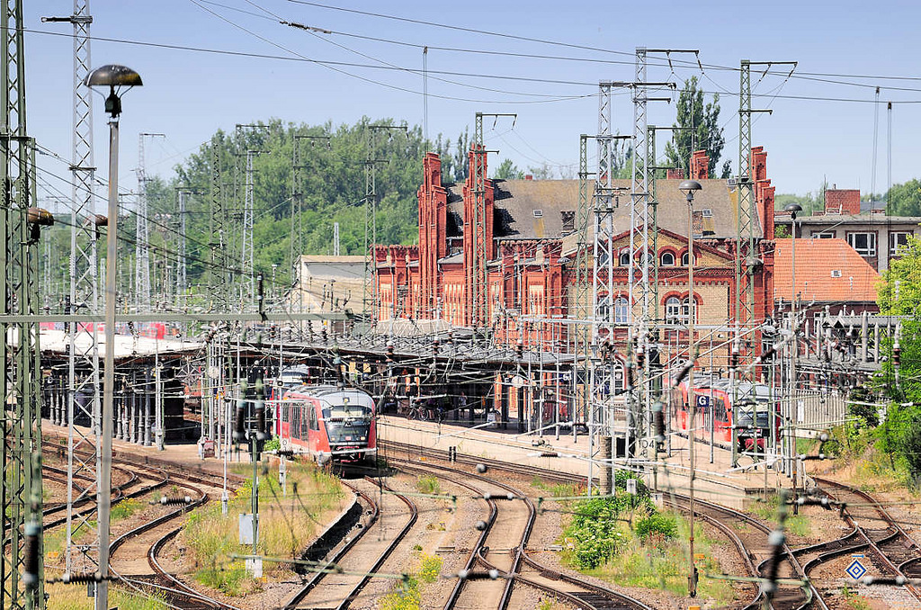 Hansestädte Foto „blick über Gleise Und Oberleitungen Zum Bahnhof Stendal “