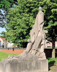 Mahnmal für die Opfer des Faschismus - Vereinigung der Verfolgten des Naziregimes - Steinskulptur in den Wallanlagen der Hansestadt Gardelegen; Bildhauer Rudolf Wewerka.