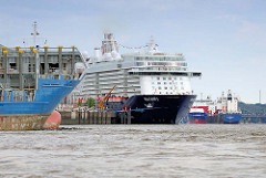 Schiffe auf der Norderelbe vor der Hafencity; ein Frachtschiff läuft in den Hamburger Hafen ein; das Kreuzfahrtschiff "MEIN SCHIFF 3" liegt am Hamburger Kreuzfahrtterminal Hafencity.