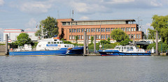 Polizeiboote und Wache der Wasserschutzpolizei-Revier 1 in Hamburg Waltershof im Waltershofer Hafen.