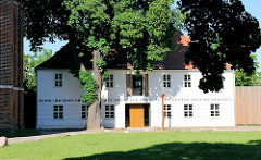 Historisches Gebäude im Pfarrhof der St. Stephanskirche in Tangermünde.