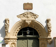 Renaissanceportal und Gedenktafel für den Dichter Christoph August Tidge (1752 -1848 ) an der Alten Lateinschule in der Hansestadt Gardelegen.