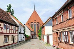 Strasse in der Hansestadt Werben - Blick zur St. Johannis Kirche.