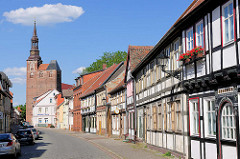 Historische Häuserzeile mit Fachwerkhäusern in der Kirchstrasse von Tangermünde - im Hintergrund die St. Stephanskirche.