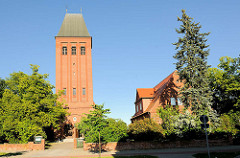 Kirche Zur Heiligsten Dreifaltigkeit in Tangermünde; erbaut 1926 - Backstein im Baustil Neoromanik.