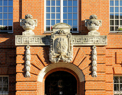 Stuckelemente - Fassadendekoration; Backsteingebäude Hansestadt Tangermünde.