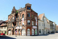 Leerstehendes Backsteingebäude; restaurierte Geschäftshäuser, Wohnhäuser in der Hansestadt Stendal - Winkelmannplatz.