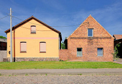 Neu und Alt - renovierte Fassade, Backsteinfassade - Häuser in Tangermünde.