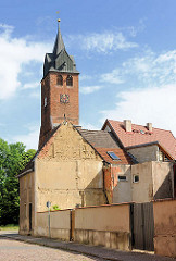 Kirchturm der Nikolaikirche in  Gardelegen - Hausdächer.