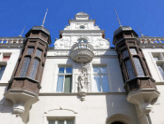 Gründerzeitarchitektur mit geschnitzten Holzerkern - weisse Hausfassade; Gebäude in der Hansestadt Gardelegen.