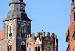 Kirchturm der St. Stephan Kirche und Zinnen vom Eulenturm in Tangermünde - ein Storch nistet auf dem ehem. Wehrturm der Stadtbefestigung in der Hansestadt Tangermünde.