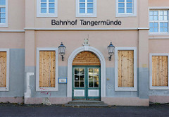 Bahnhof Tangermünde - mit Holz vernagelte Fenster.