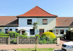 Doppelhaus mit unterschiedlicher Fassadengestaltung, verschiedene Gartenzäune; Architekturfotos aus Tangermünde.