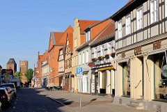 Geschäftshäuser / Wohnhäuser in der Langen Strass von Tangermünde - im Hintergrund das Neustädter Tor.