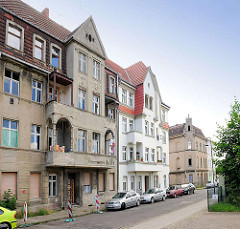 Renoviertes und verfallenes Wohnhaus - alt + neu; Bilder aus Wittenberge.