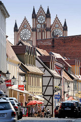 Wohnhäuser und Läden in der Hünerdorfer Strasse von Tangermünde - die spätgotische Schauwand vom Tangermünder Rathaus überragt die Dächer.