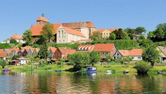Blick über die Havel zum Domberg mit dem romanischen Havelberger Dom. Häuser am Ufer der Havel / Weinbergstrasse - Boote liegen am Ufer des Flusses.