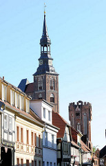 Kirchturm der St. Stephan-Kirche und mittelalterlicher Eulenturm in Tangermünde.