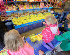 Entenangeln für Kinder auf dem Bergedorfer Hafenfest.