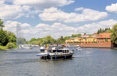Blick zur Hafenpromenade und Yachthafen der Hansestadt Havelberg - Sportboote, Motorboote fahren ein.
