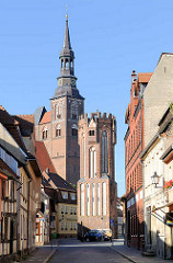 Kirchturm der St. Stephan Kirche und Eulenturm in Tangermünde - ein Storch nistet auf dem ehem. Wehrturm der Stadtbefestigung in der Hansestadt Tangermünde.