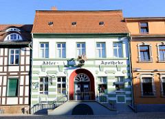 Gebäude der historischen Adlerapotheke in der Langen Strasse von Tangermünde, ursprünglich erbaut 1494. Nach einem Brand im klassizistischen Putzstil 1816 wieder errichtet.