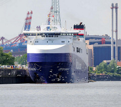 Der Roll on / Roll off, RoRo Frachter City of Hamburg liegt an der KFZ Verladestation in der Rethe; im Hintergrund Containerkräne von Hamburg Altenwerder.