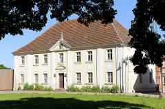 Historisches Gebäude im Pfarrhof der St. Stephanskirche in Tangermünde.