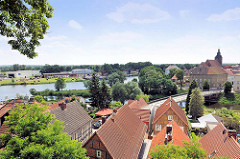 Blick vom Domberg auf die Havel und die Dächer der Hansestadt Havelberg - re. die St. Laurentiuskirche.