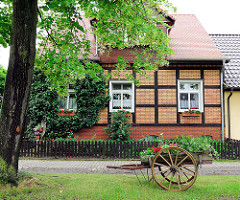Holzkarre mit Bepflanzung, Wohnhaus - Fotos aus der Hansestadt Werben.