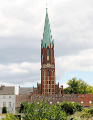 Kirchturm der Pfarrkirche in Wittenberge - neugotischer Backsteinbau von 1872.