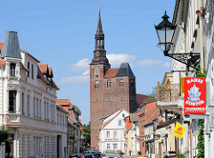Historische Häuserzeile mit Fachwerkhäusern in der Kirchstrasse von Tangermünde - im Hintergrund die St. Stephanskirche.