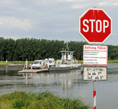 Gierseilfähre über die Elbe bei Werben - Schild mit Betriebszeiten.