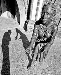 Bronzeskulptur der Grete Minde am historischen Rathaus von Tangermünde; Bronzeplastik, Lutz Gaede / 2009. Grete Minde wurde 1617 für einen Grossbrand in der Stadt verantwortlich gemacht und grausam hingerichtet.
