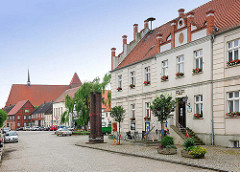 Rathaus am Markt in der Hansestadt Werben; im Hintergrund die St. Johanniskirche.