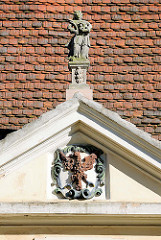 Wappen und Skulptur - historisches Gebäude Parrhof der St. Stephanskirche in Tangermünde.