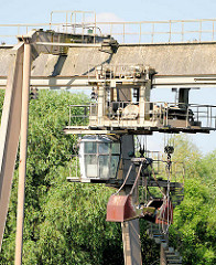 Führerkanzel und Greifer eines alten Hafenkrans im ehem. Hafen von Havelberg.
