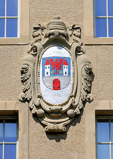 Stuckdekor an der Fassade des Pestalozzi-Gymnasiums; Wappen von Havelberg, Jahreszahlen 1912 - 2013.