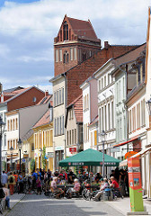 Historische Geschäftshäuser, Kirchturm der St. Jakobikirche - Eisgeschäft / Cafè in der Fussgängerzone Bäckerstrasse in Perleberg.