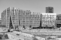 Blick auf die modernen Neubauten in der Hamburger Hafencity - lks. das Sumatrakontor, re. das 25h Hotel Hafencity.