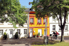 Einstöckige Wohnhäuser, mit weisser und gelber Fassade; Wittenberger Strasse in Perleberg.