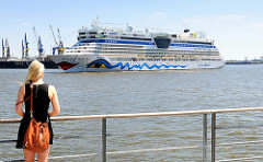 Seitenansicht des 241 langen Kreuzfahrtschiffs AIDAluna im Hamburger Hafen.