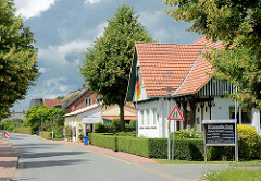 Wohnhäuser in der Dorfstrasse von Seestermühe, Kreis Pinneberg.