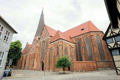 Architektur der norddeutschen Backsteingotik ist Salzwedels ältestes Bauwerk, die Marienkirche. Erbaut im 15. Jhd. - fünfschiffige Backsteinbasilika.