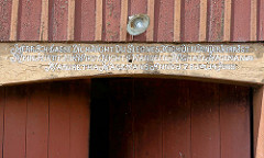 Inschrift auf dem Türbalken eines Bauerhofs in Seestermühe: HERR ICH LASSE DICH NICHT DU SEEGNES MICH DENN DER HERR IST MEIN HIRTE MIR WIRD NICHTS MANGELN MICHAEL HAGEMAN MARGETHA HAGEMANN ANNO 1781 - 14 JUNY.