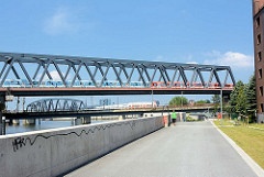 Elbrandweg in Hamburg Rothenburgsort - der Fernradwanderweg führt entlang der Elbe von Tschechien bis Cuxhaven. Brücken über den Oberhafenkanal, Billehafen.